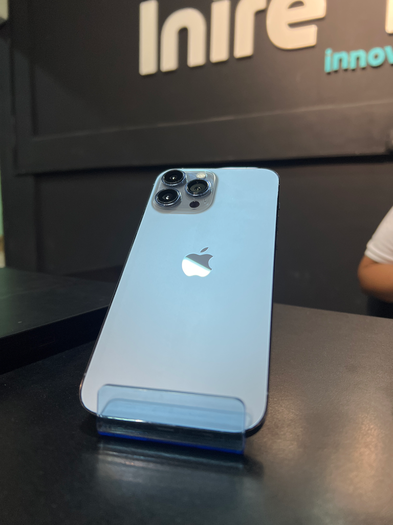 iPhone 13 pro Max seminuevo. (NEGRO, 128GB, A)