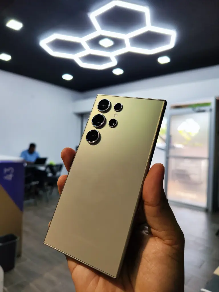SAMSUNG GALAXY S24 ULTRA- (Seminuevo)